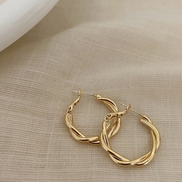 💙Golden Twist Hoops Earrings - Picture 9 of 10